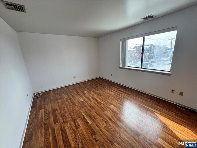 Building Photo - 19 Plauderville Ave