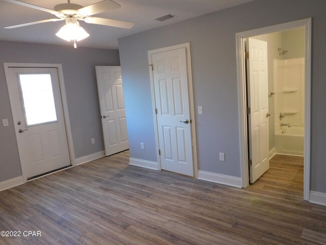 Building Photo - 2515 N Cedar Ln