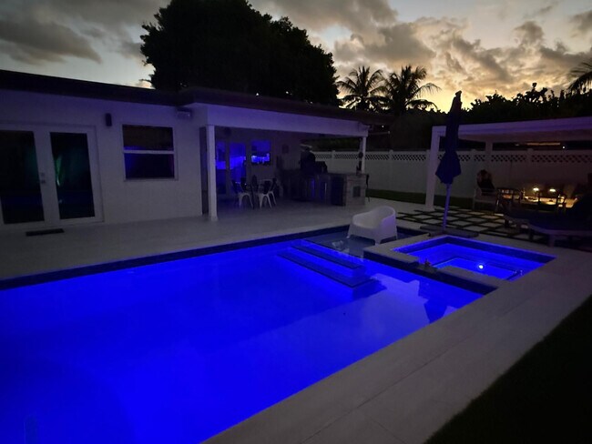 Building Photo - 1637 SE 1st St