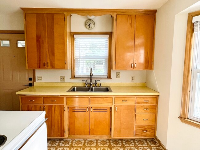 Kitchen sink - 5545 13th Ave S