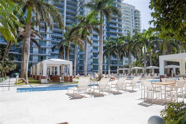 Building Photo - 2627 S Bayshore Dr