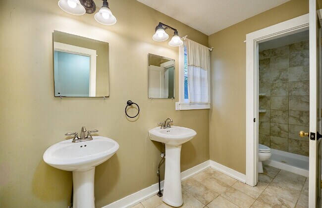 Building Photo - Charming 3-Bed Duplex in Minneapolis