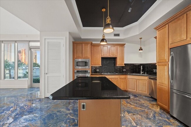 Building Photo - Fabulous Highrise Condo with Stripe Views!