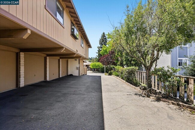 Building Photo - 1977 Ascot Dr