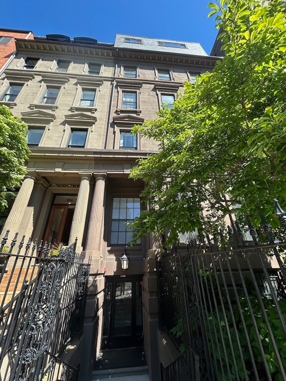 Building Photo - 182 Beacon St