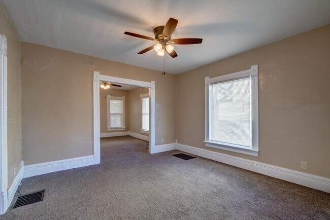 Building Photo - 427 Vernal Ave