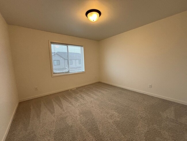 Building Photo - 3 Bed 3 Bath Town Home