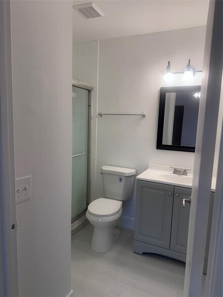 Building Photo - 720 Meadows Cir