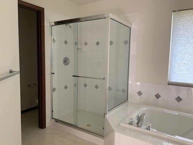 Building Photo - Lovely 3 Bedroom/2.5 Bath, Great Edmonds N...