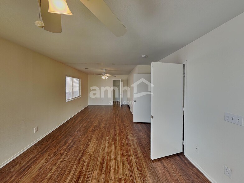 Building Photo - 1951 Silver Whisper Ave