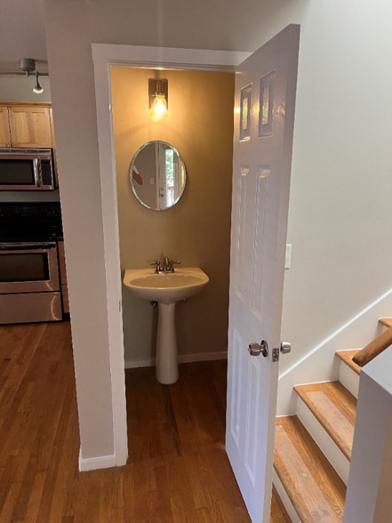 Building Photo - 940 Gale Ln