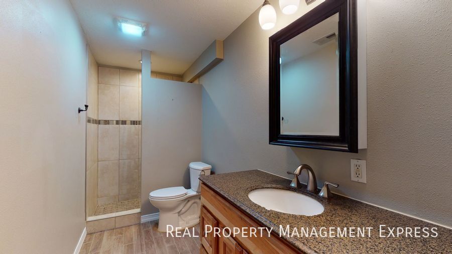 Building Photo - Beautiful 4 Bed 3.5 Bath House with 3-stall attached garage and fenced backyard on West side