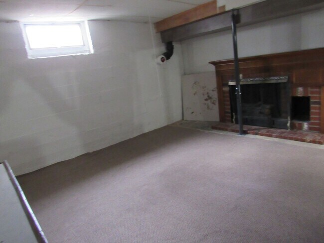 Building Photo - Downtown Bungalow w/Garage