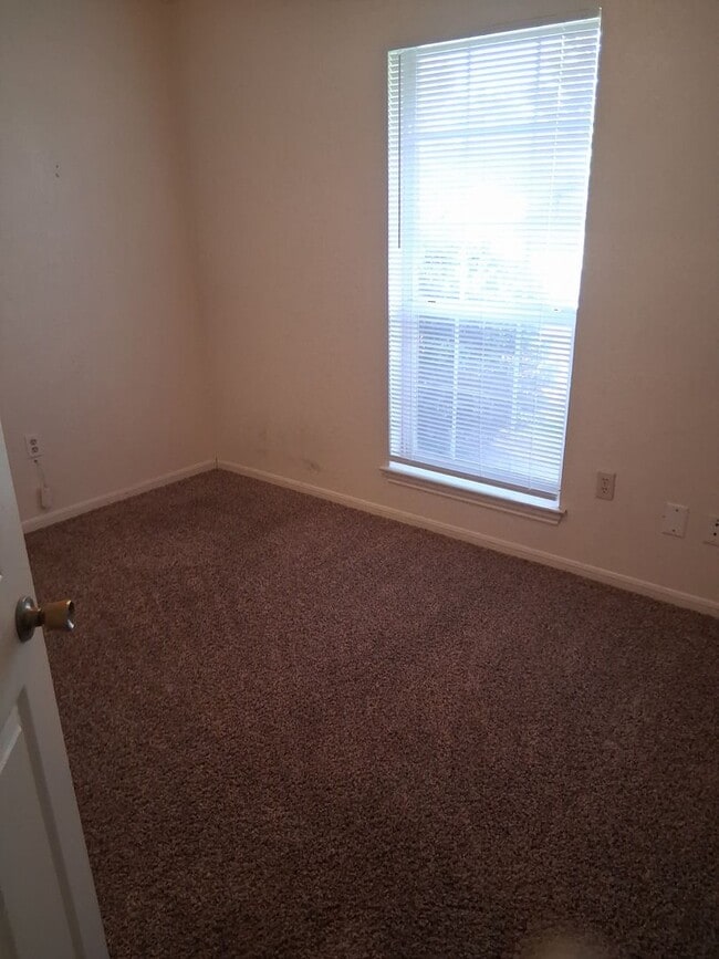 Building Photo - 3806 Lone Oak Dr