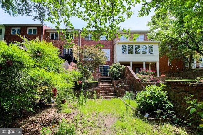 Building Photo - 813 S Fairfax St