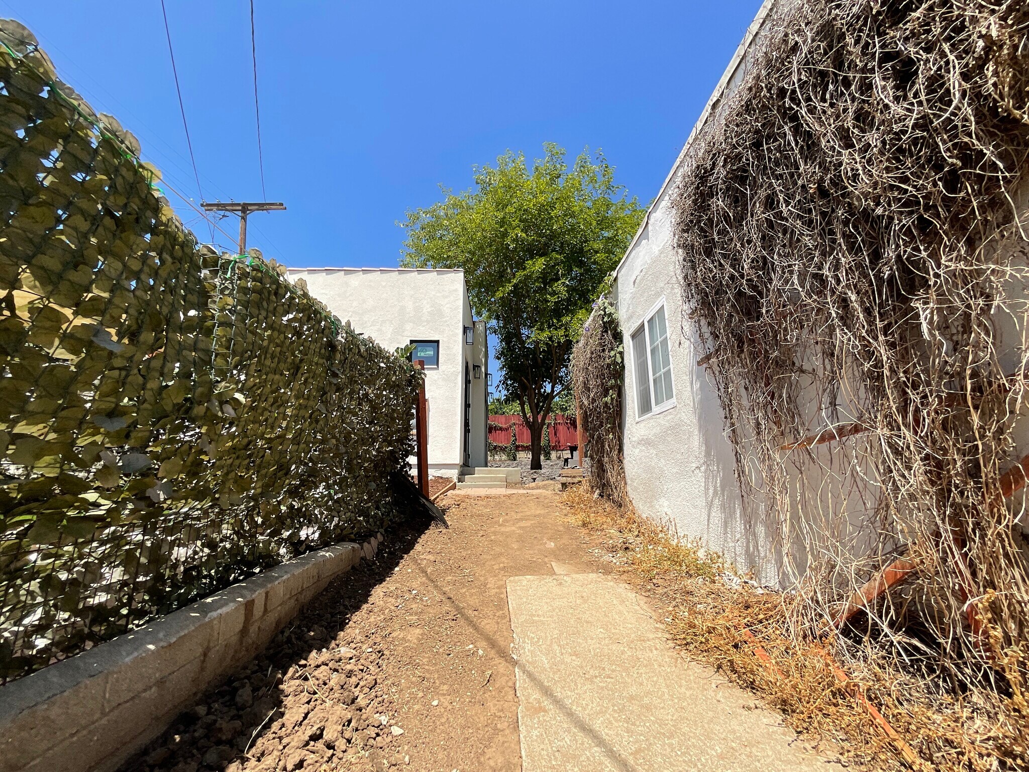 Dedicated pathway to unit - 3015 Warwick Ave