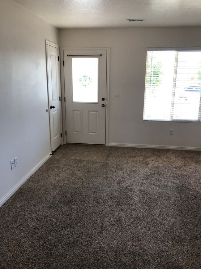 Building Photo - Cozy 2 bedroom Duplex Home