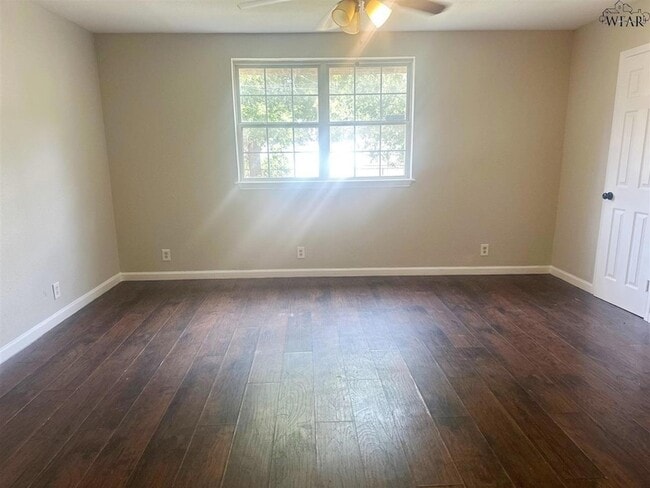 Building Photo - 5119 Parklane Dr