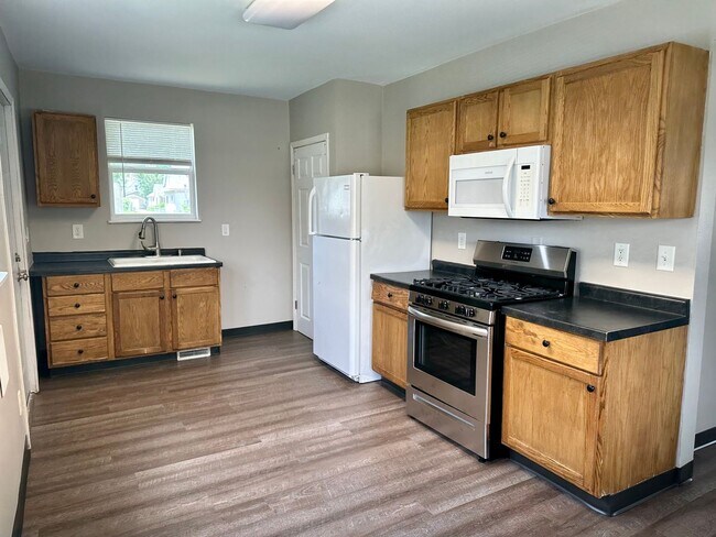 Building Photo - $1,175 | 1 Bedroom 1 Bath | Studio House | W&D | Fenced Yard | Central A/C