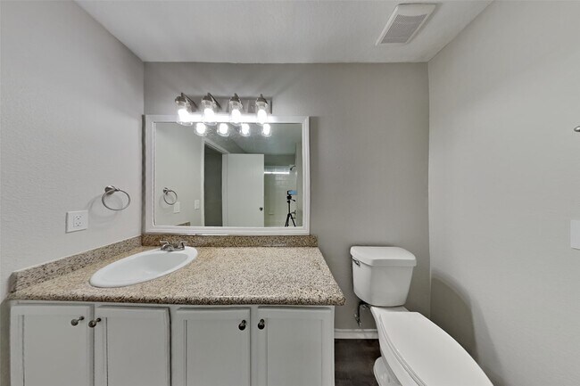 Building Photo - 14906 Sugarhollow Dr