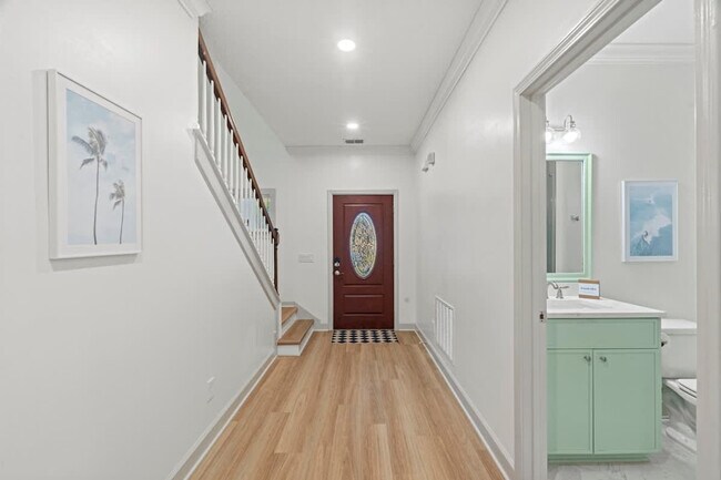 Building Photo - 914 7th Ave N