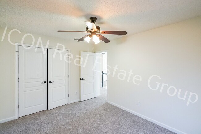 Building Photo - 2/2.5 end unit townhome in Woodstock