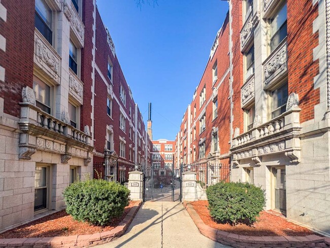 Building Photo - 447 W Surf St