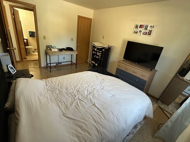 Building Photo - 1016 W 20th St