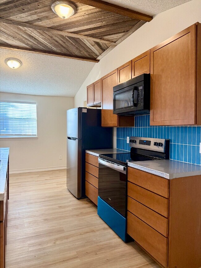 Building Photo - Modern Elegance Meets Location: High Ceilings, Updated Fixtures, Move-In Ready!