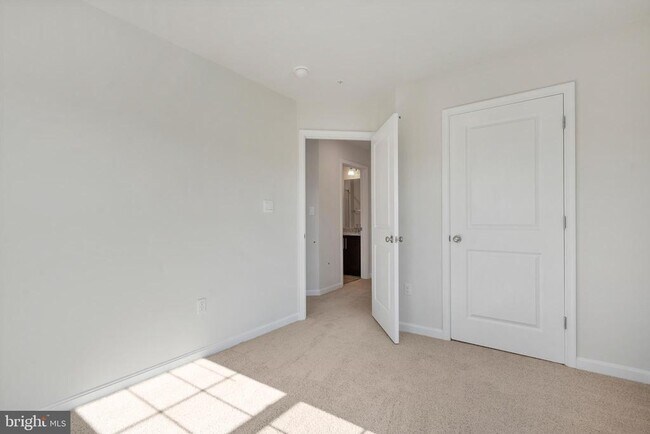 Building Photo - 16649 Green Glade Dr