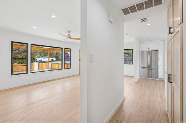 Building Photo - 1061 Buena Vista Way
