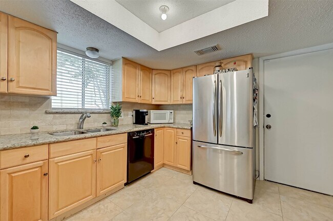 Building Photo - 16355 Sierra Grande Dr