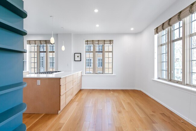 Building Photo - 1525 N Front St