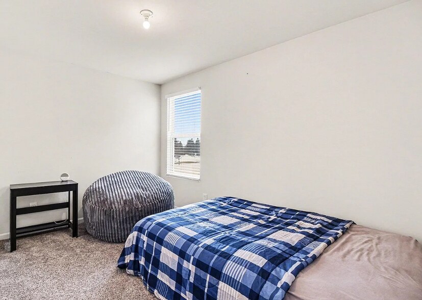 Building Photo - 49772 Shoreline Dr