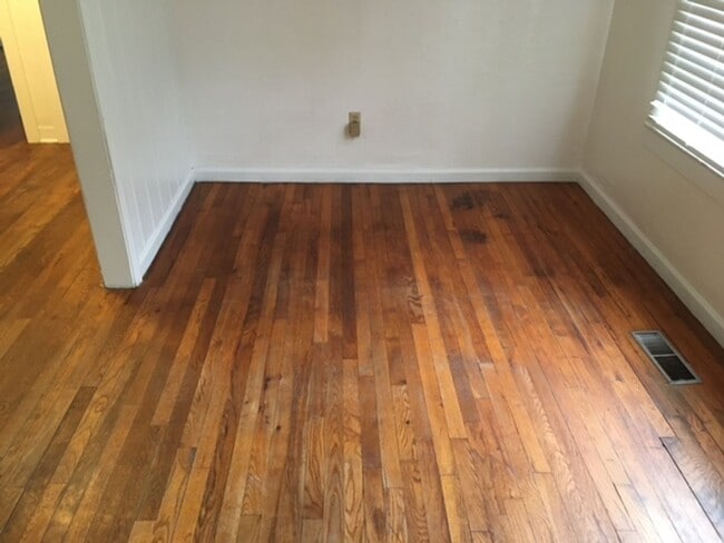 Building Photo - Adorable 3bdrm 1 bath bungalow in central midtown location, "Circle Beautiful" subdivision.