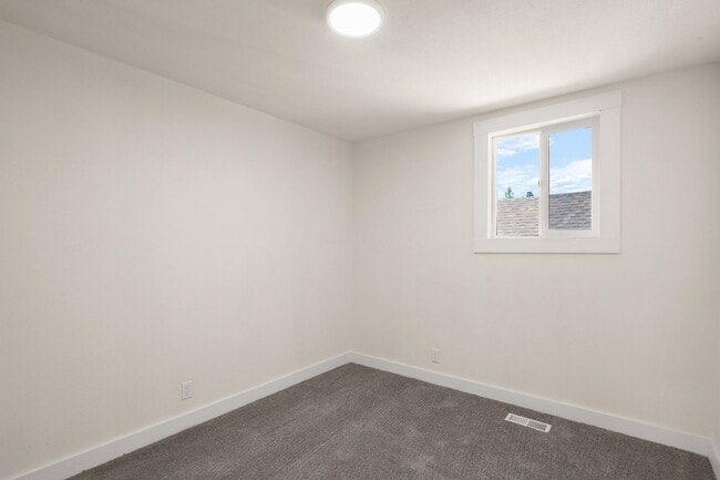 Building Photo - Lovely Remodeled 3 Bedroom, 2 Bath Large Corner Lot in Canby