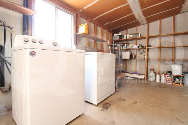 Building Photo - 1215 E Geneva Dr