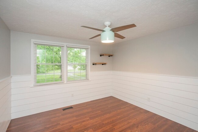 Building Photo - 1143 Bayview Dr