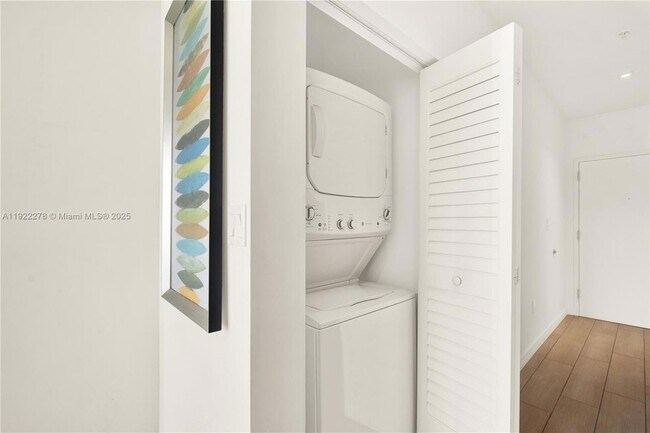 Building Photo - 1600 SW 1st Ave