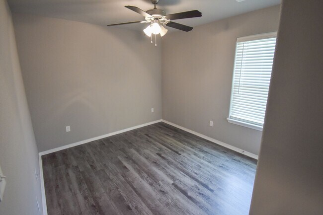 Building Photo - 820 Hindman Dr