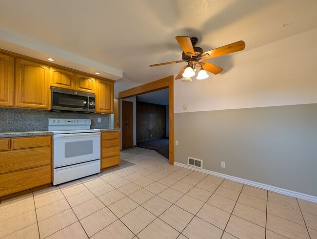 Building Photo - Cute 3 Bedroom, 1 Bath Duplex In Eugene!