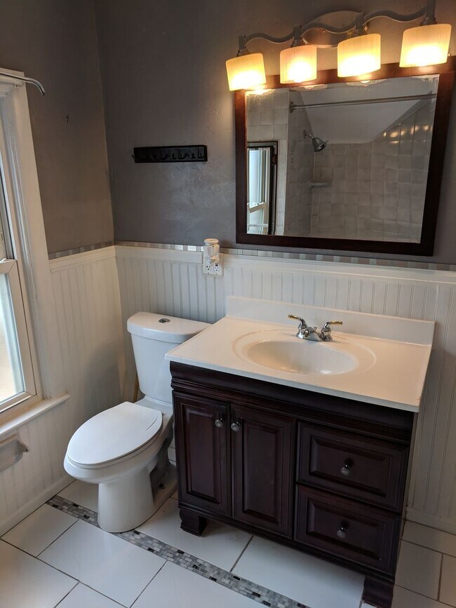 Building Photo - AWESOME 3-BDRM + GARAGE IN DESIRABLE SUNNY...