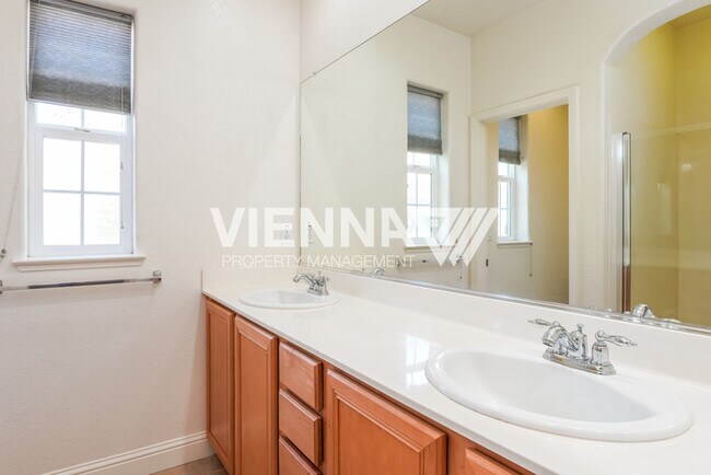 Building Photo - 48 Villa Gardens Ct