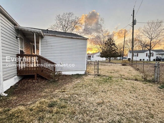 Building Photo - 3056 Highland Dr