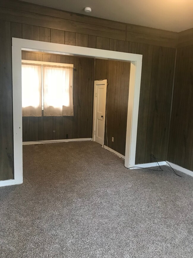 Building Photo - Very clean 3 bedroom/1 bath house in El Do...