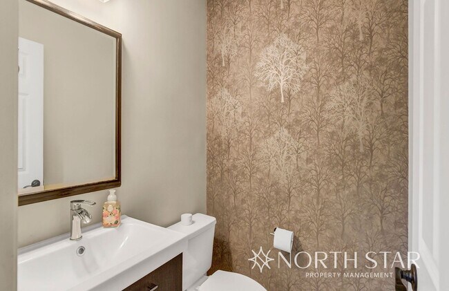 Building Photo - $1000 Off First Months Rent in Lake Oswego