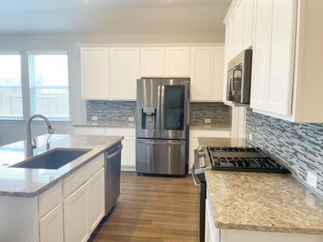 Building Photo - This stunning, 4BED/2BATH, well maintained...