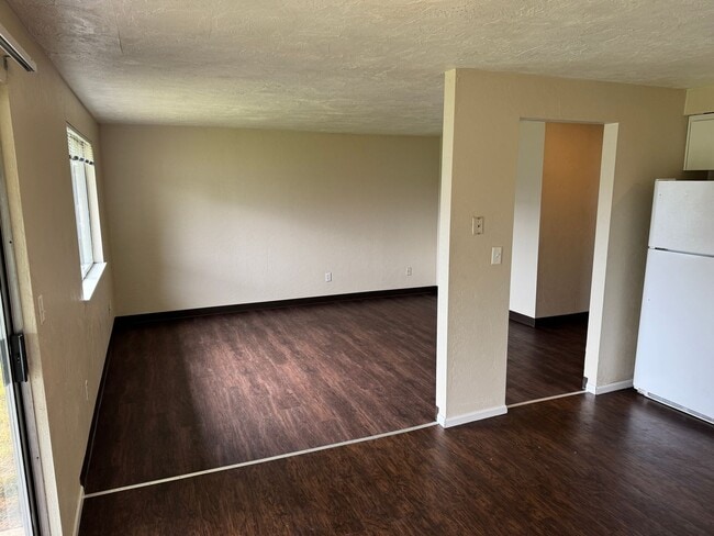 Building Photo - Updated 2 bedroom 1 bathroom duplex in Springfield!