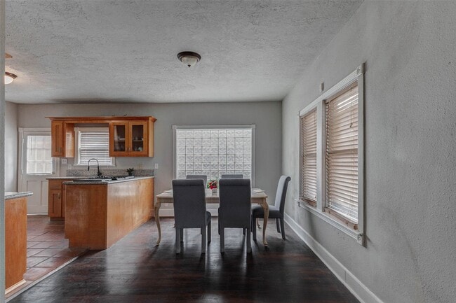 Building Photo - 2410 Cleburne St