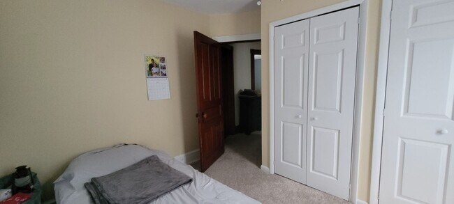 Building Photo - 4 Bedroom 1 bathroom home located in Leola PA